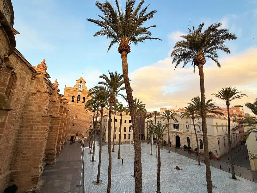 عمارة الساحة التاريخية والكاتدرائية التي تصطف على جانبيها أشجار النخيل في ألمرية