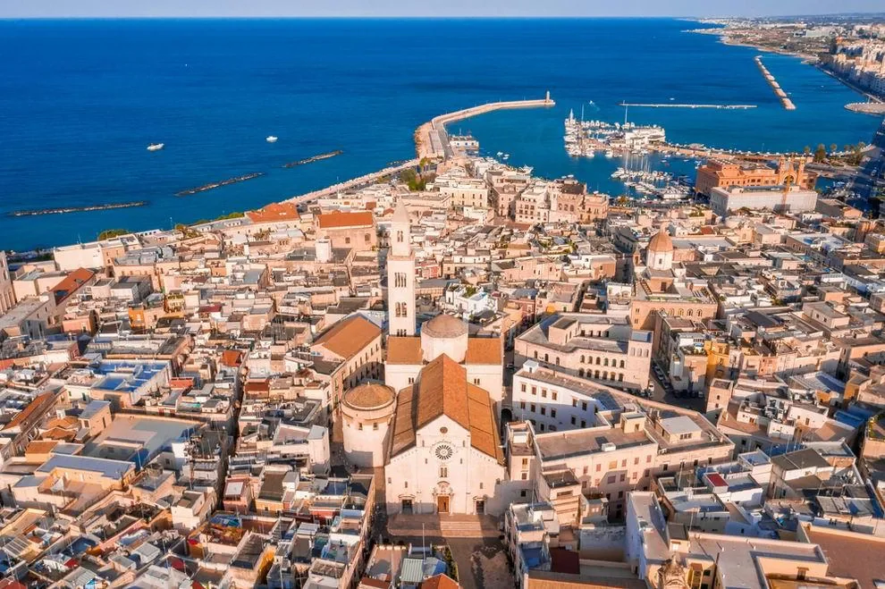 باري الواجهة البحرية التاريخية والمدينة القديمة على البحر الأدرياتيكي