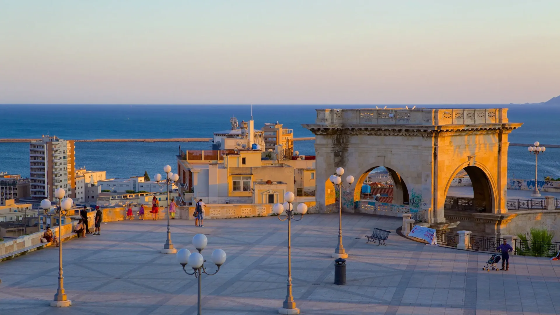 كالياري المدينة التاريخية والواجهة البحرية للبحر الأبيض المتوسط في سردينيا