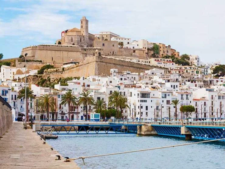 مدينة إيبيزا ودالت فيلا والواجهة البحرية للبحر الأبيض المتوسط في جزر البليار
