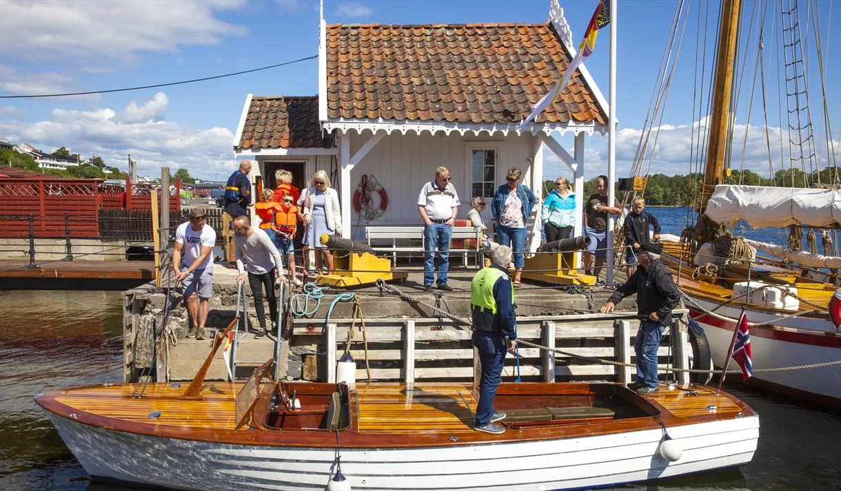ميناء لانجسوند والمنازل الخشبية وساحل Skagerrak في Telemark، النرويج