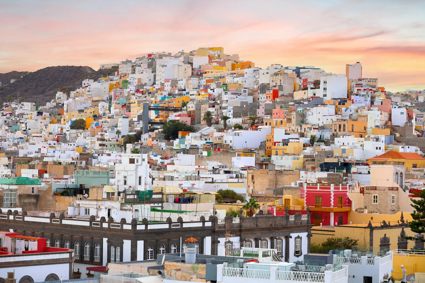 شاطئ لاس كانتيراس ومناظر المدينة لاس بالماس de Gran Canaria في جزر الكناري