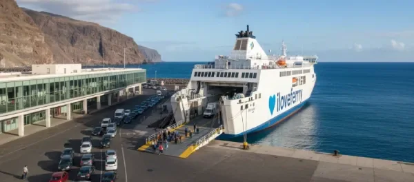 العبارة Fred. Olsen Express في العجايتي في غران كناريا
