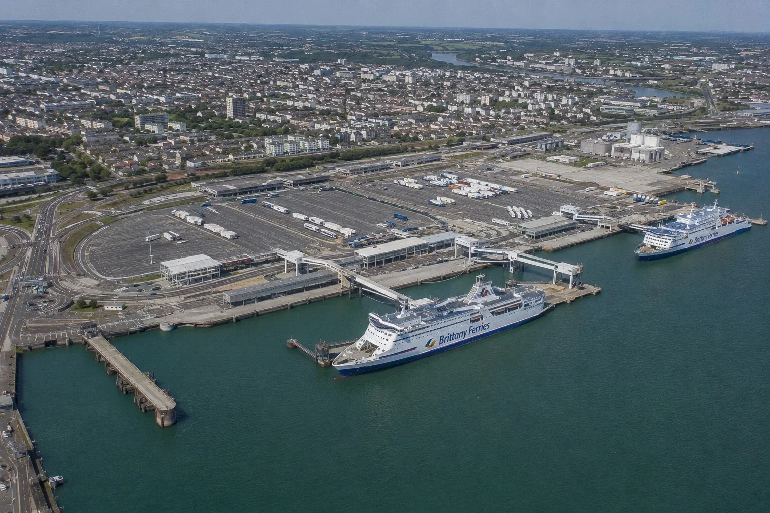 مشهد محطة العبارات الجوية مع سفن Brittany Ferries التي تخدم طريق بورتسموث إلى كاين