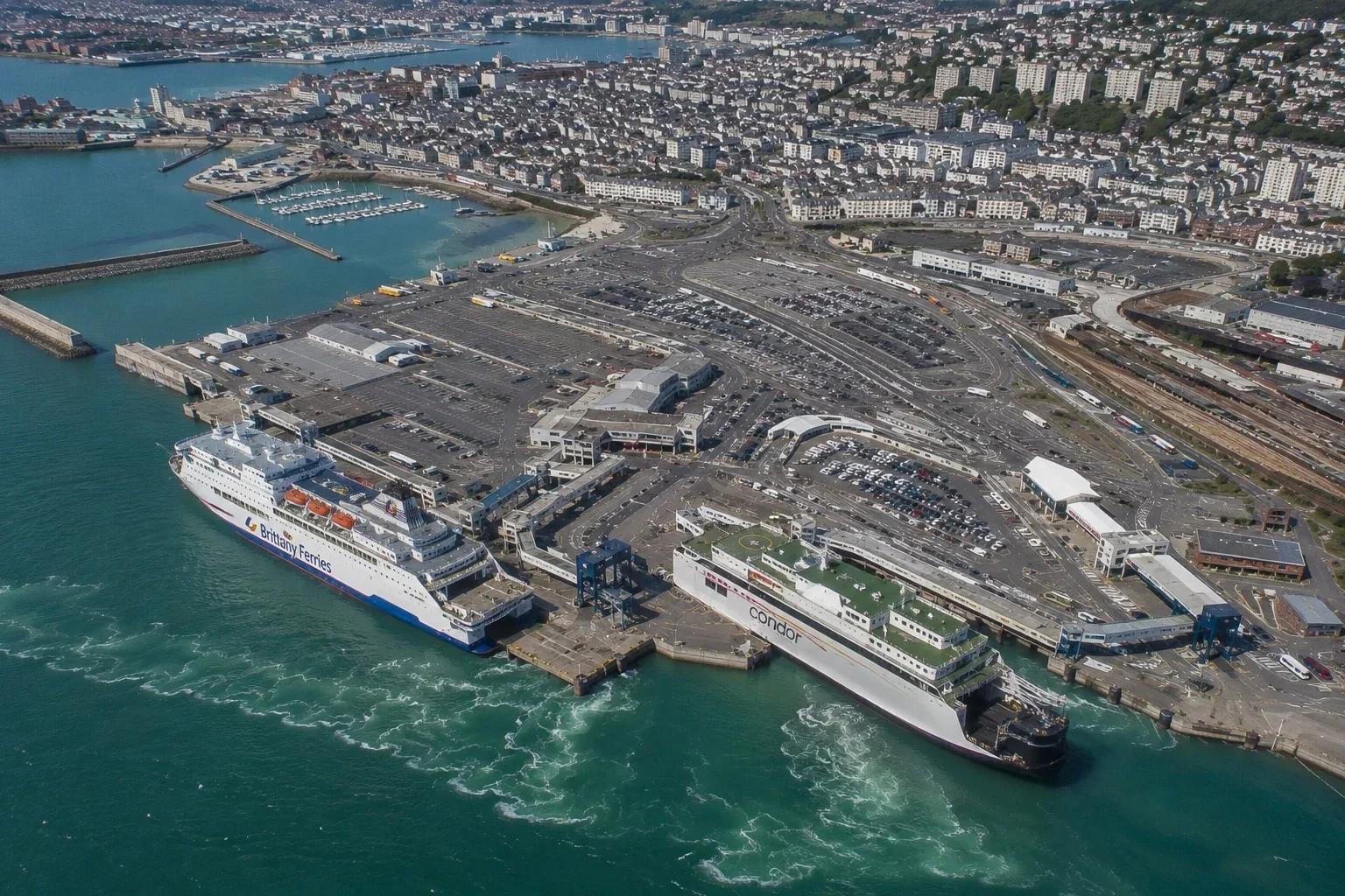 منظر جوي لميناء العبارات شيربورغ مع سفينة Brittany Ferries