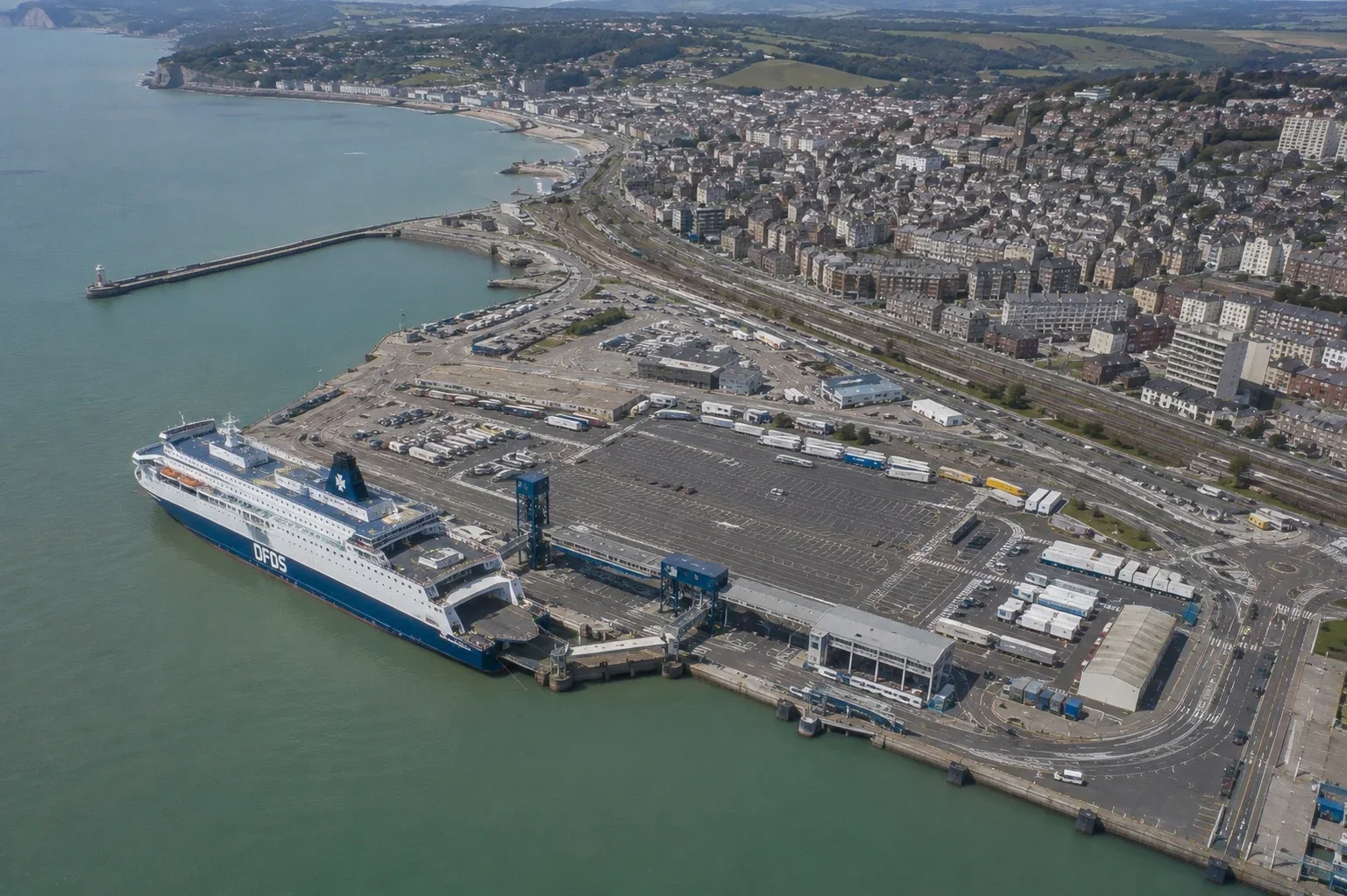 منظر جوي لميناء العبارات دييب مع العبارة DFDS في المحطة