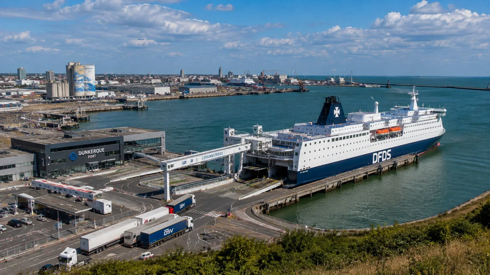 منظر جوي لميناء العبارات دونكيرك مع العبارة DFDS في المحطة