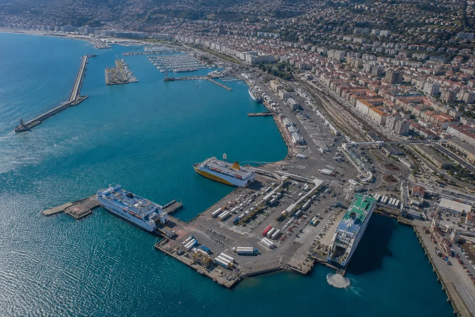 منظر جوي لميناء العبارات نيس مع سفن Corsica Ferries في المحطة