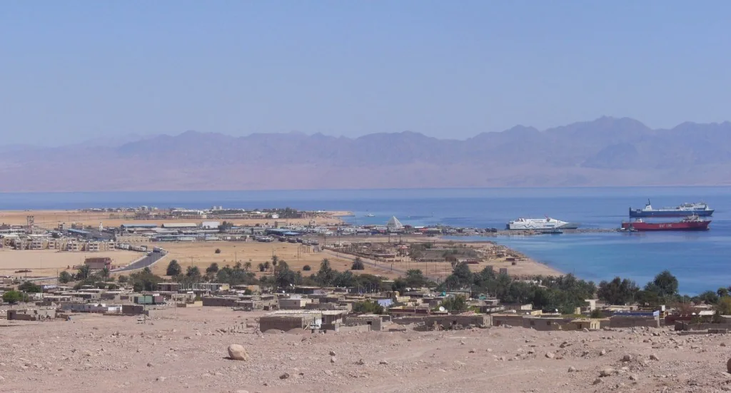 منظر على ميناء نويبع وساحل خليج العقبة في مصر