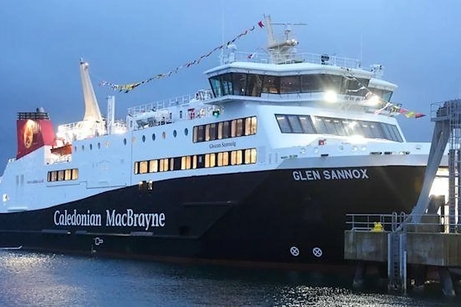 تبحر عبارة CalMac بين الجزر الاسكتلندية