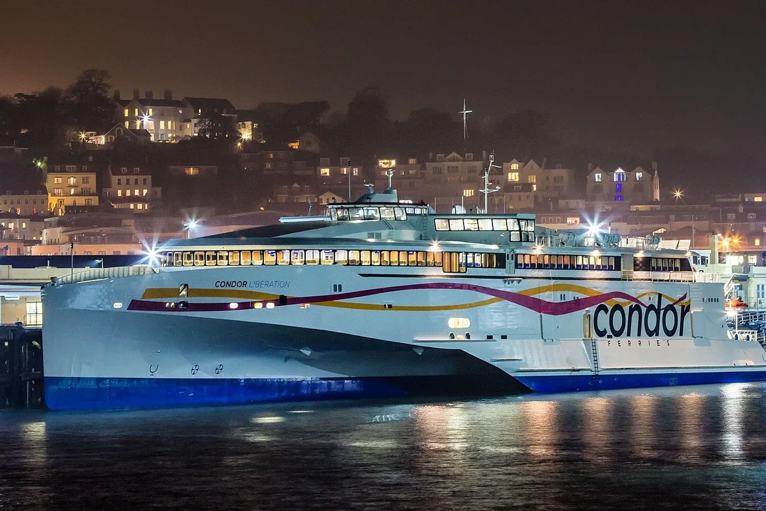 عبارة الركاب Condor Ferries التي تخدم جزر القنال