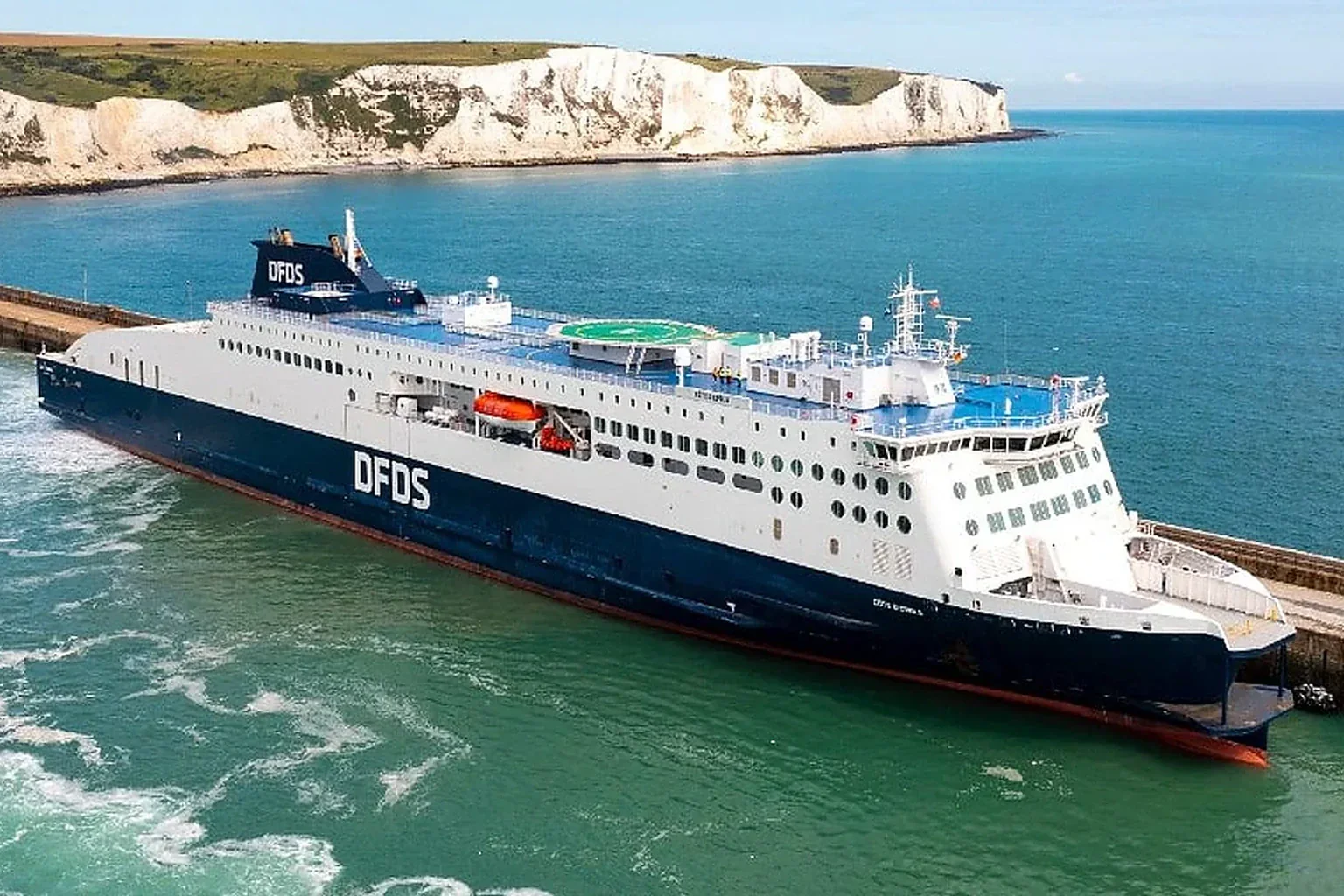 DFDS عبارة الركاب والمركبات في البحر