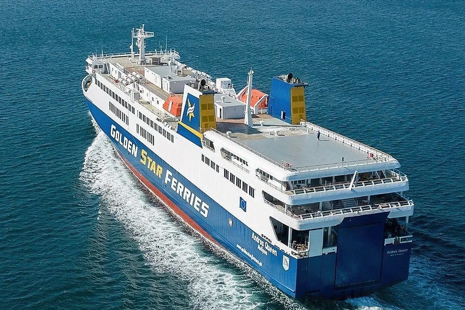 عبّارة الركاب والمركبات Golden Star Ferries التي تخدم جزر سيكلاديز