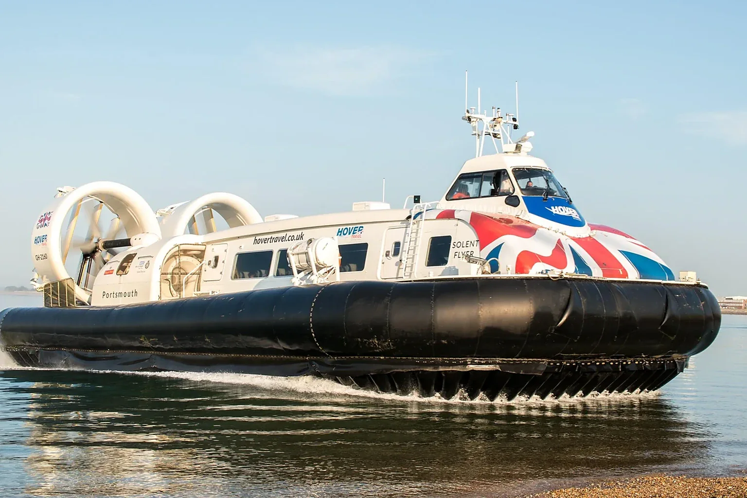 حوامات الركاب Hovertravel تعبر نهر سولنت