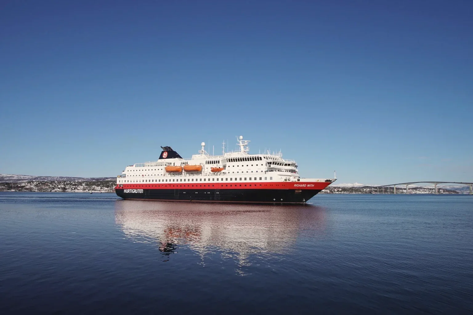 سفينة Hurtigruten Coastal Express على الساحل النرويجي