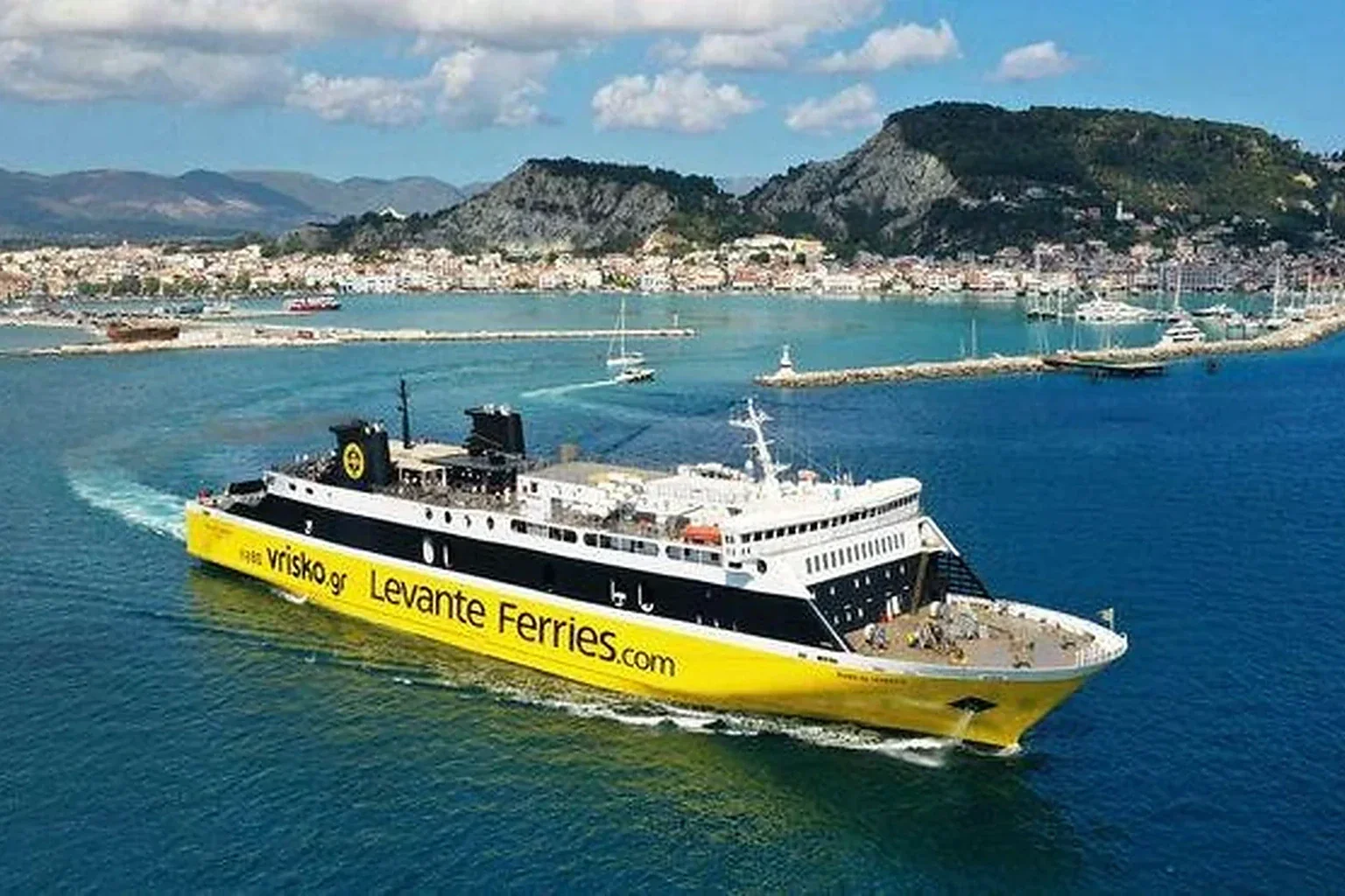 عبارة Levante Ferries للركاب والمركبات في البحر الأيوني