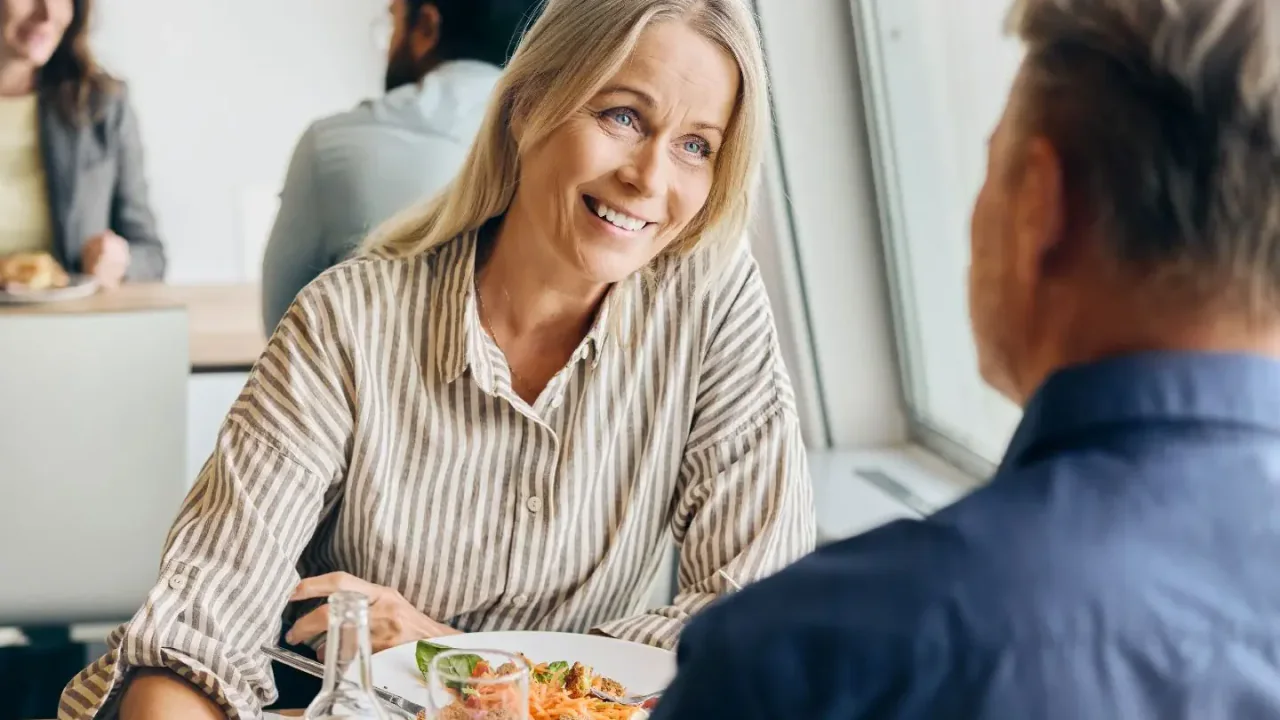 الركاب يتناولون الطعام على متن العبارة Scandlines