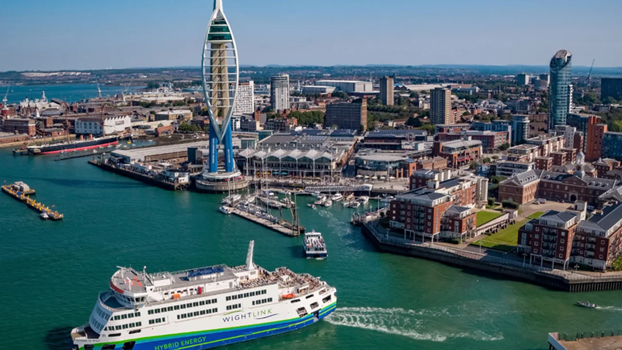 العبارة Wightlink تقترب أو تغادر بورتسموث Gunwharf
