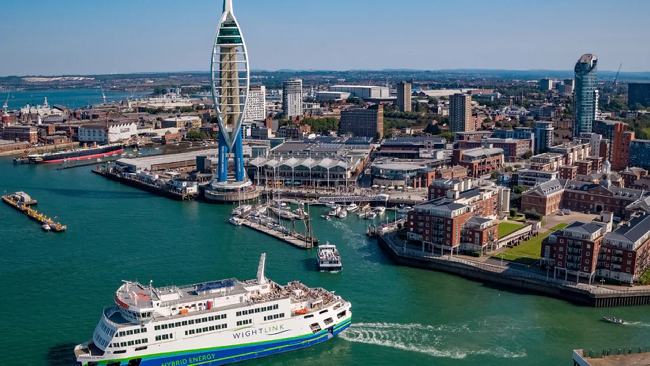 العبارة Wightlink تغادر بورتسموث مع الواجهة البحرية للمدينة خلفها