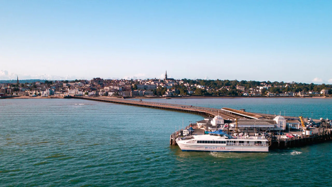 Wightlink FastCat في رصيف رايد