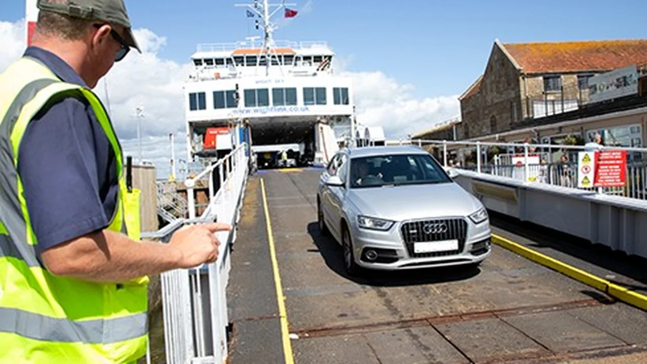سيارة تغادر العبارة Wightlink في المحطة