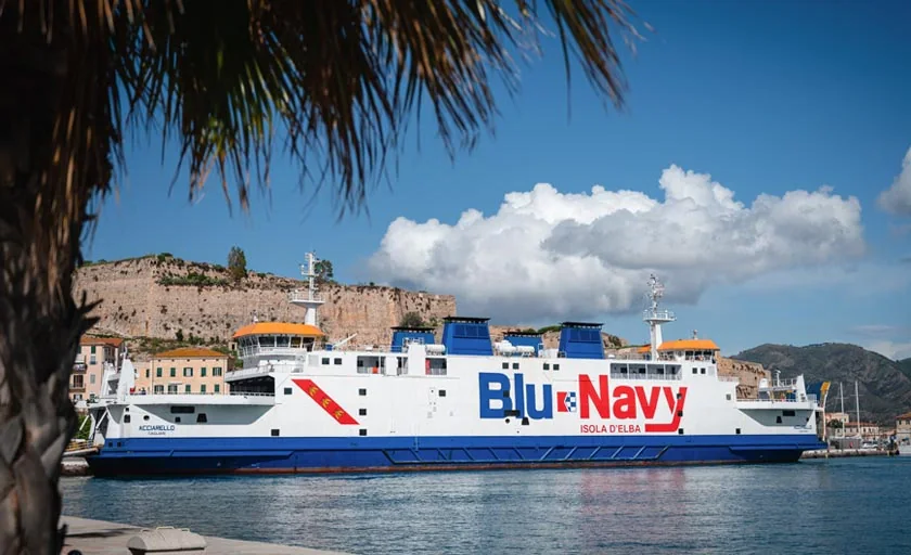 العبارة Blu Navy في بورتوفيرايو، إلبا