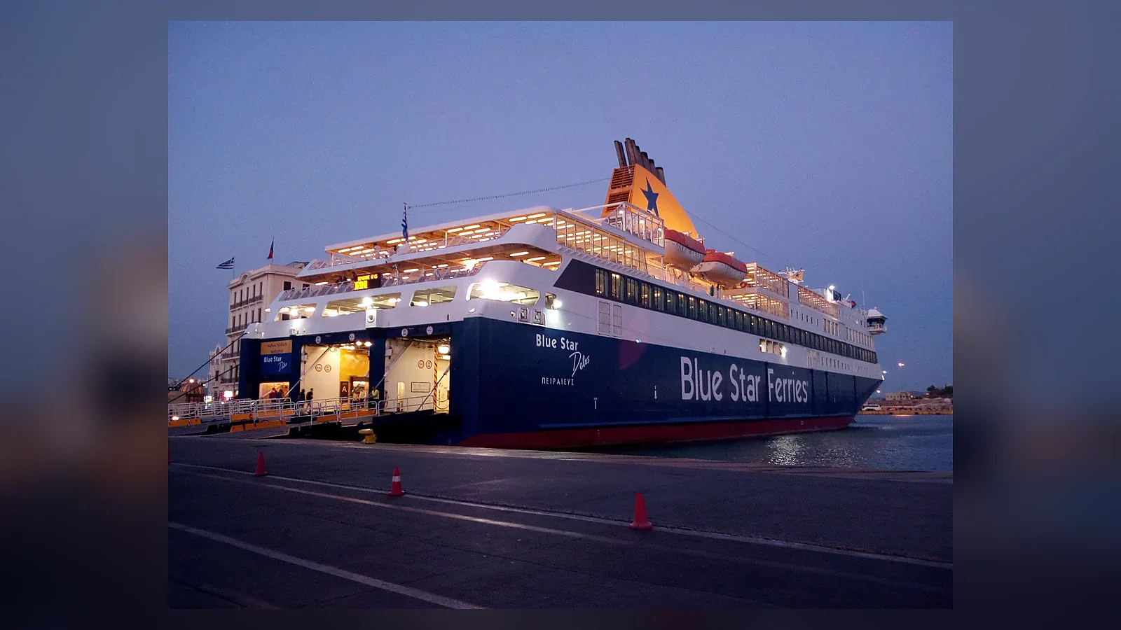 سفينة Blue Star Ferries تشغّل الخط من بيرايوس إلى كاستيلوريزو