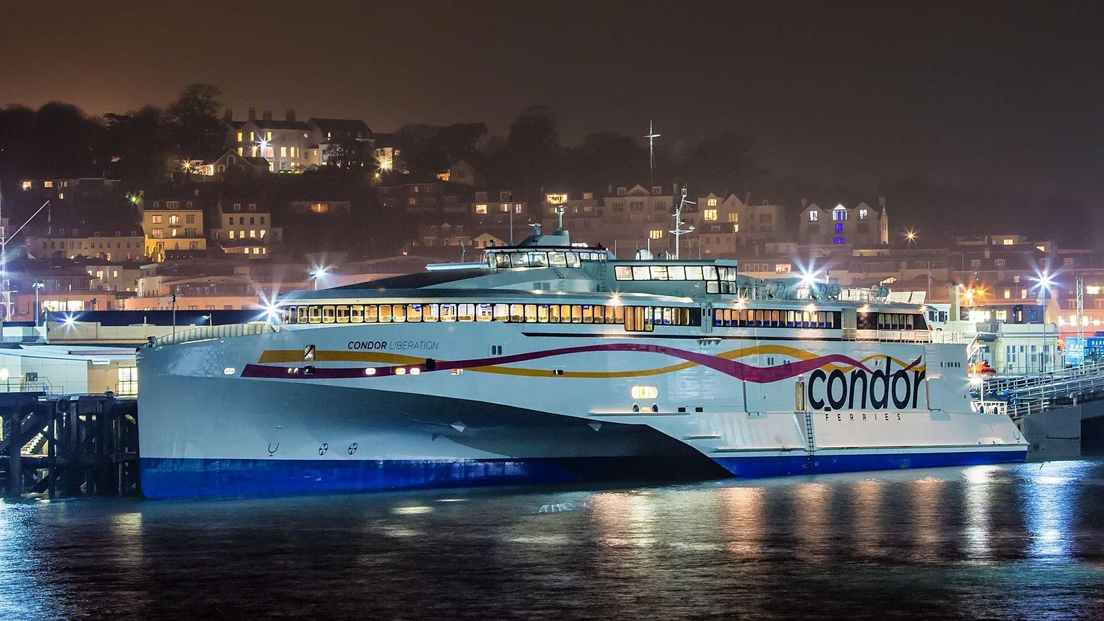 عبّارة الركاب والمركبات Condor Ferries التي تخدم بورتسموث إلى غيرنسي