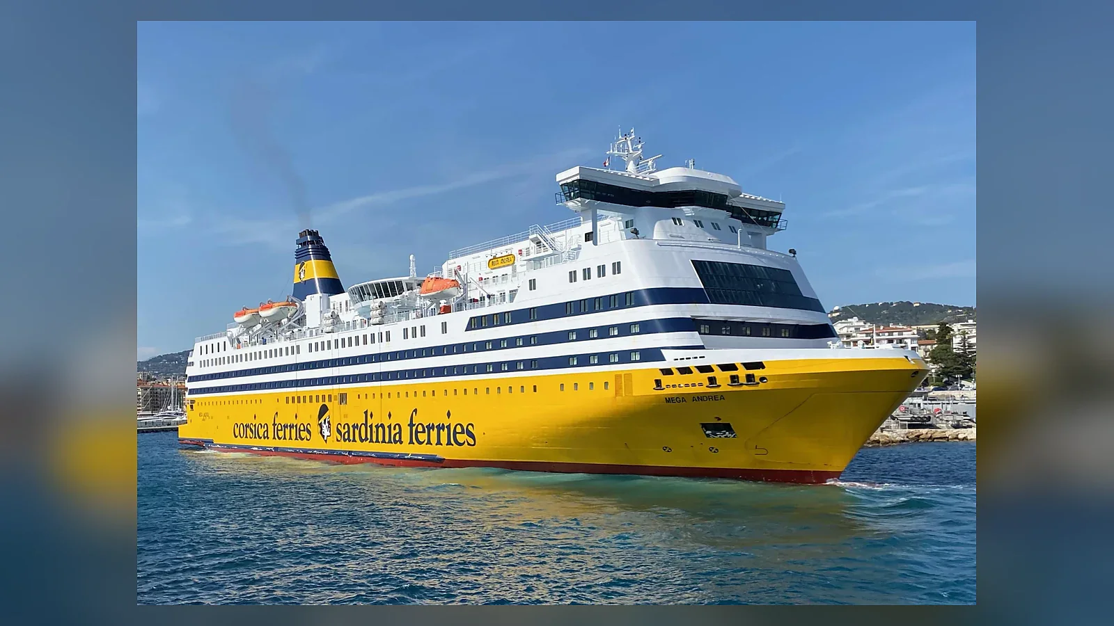 عبّارة الركاب والمركبات Corsica Ferries التي تخدم تشيفيتافيكيا إلى غولفو أرانشي