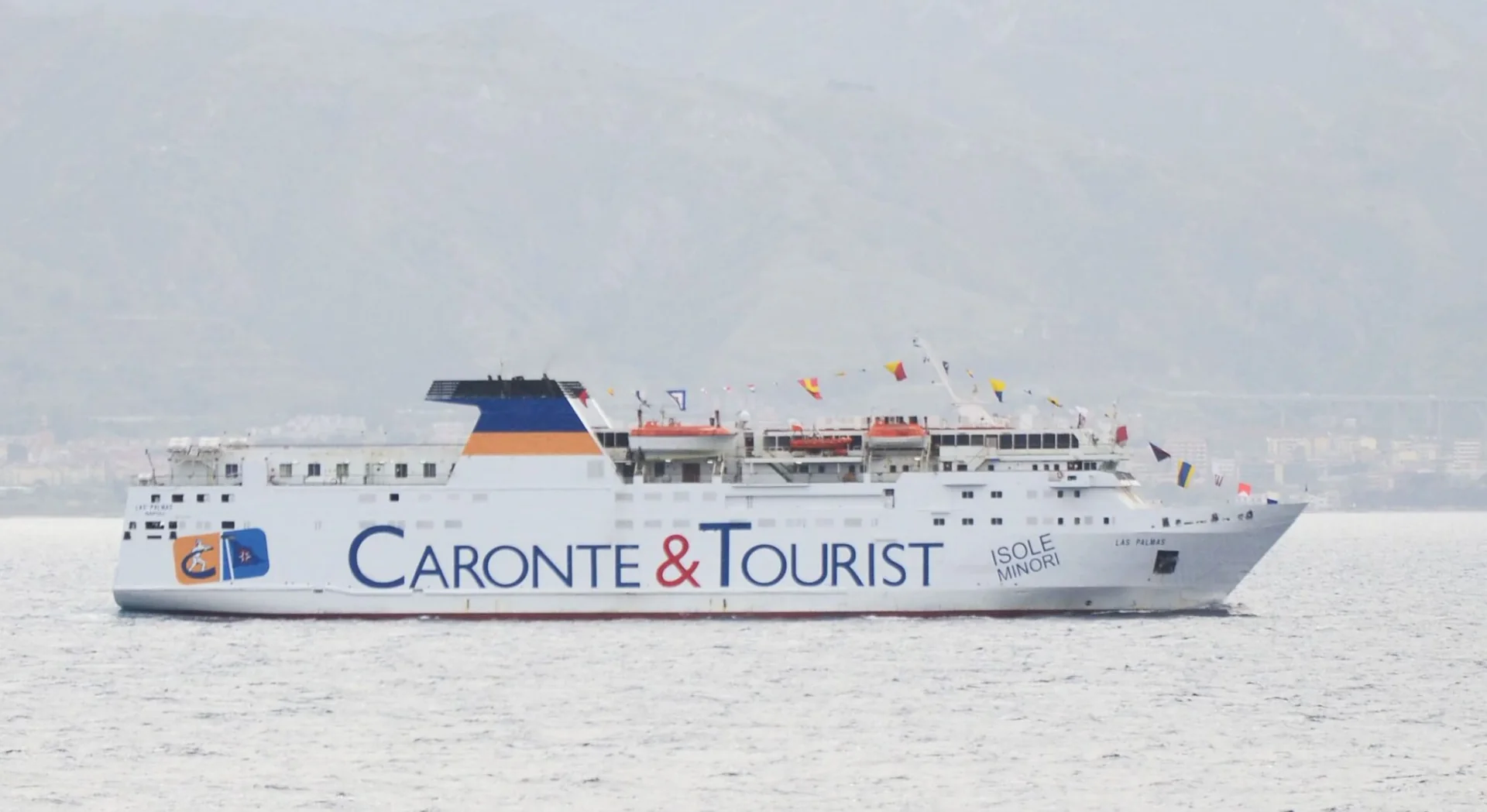عبارة Caronte & Tourist للركاب والعربات