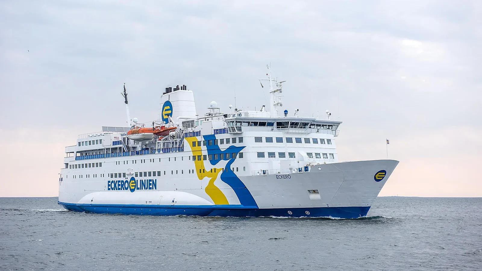 العبارة Eckerö Linjen تخدم بحر آلاند