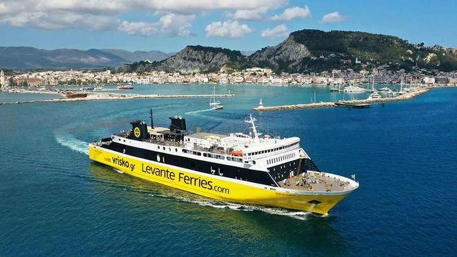 عبارة Levante Ferries للركاب والمركبات في البحر الأيوني