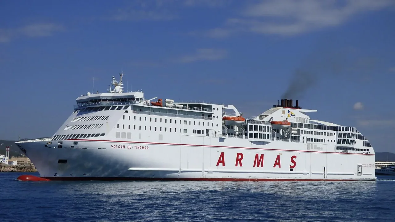 العبارة Naviera Armas في البحر