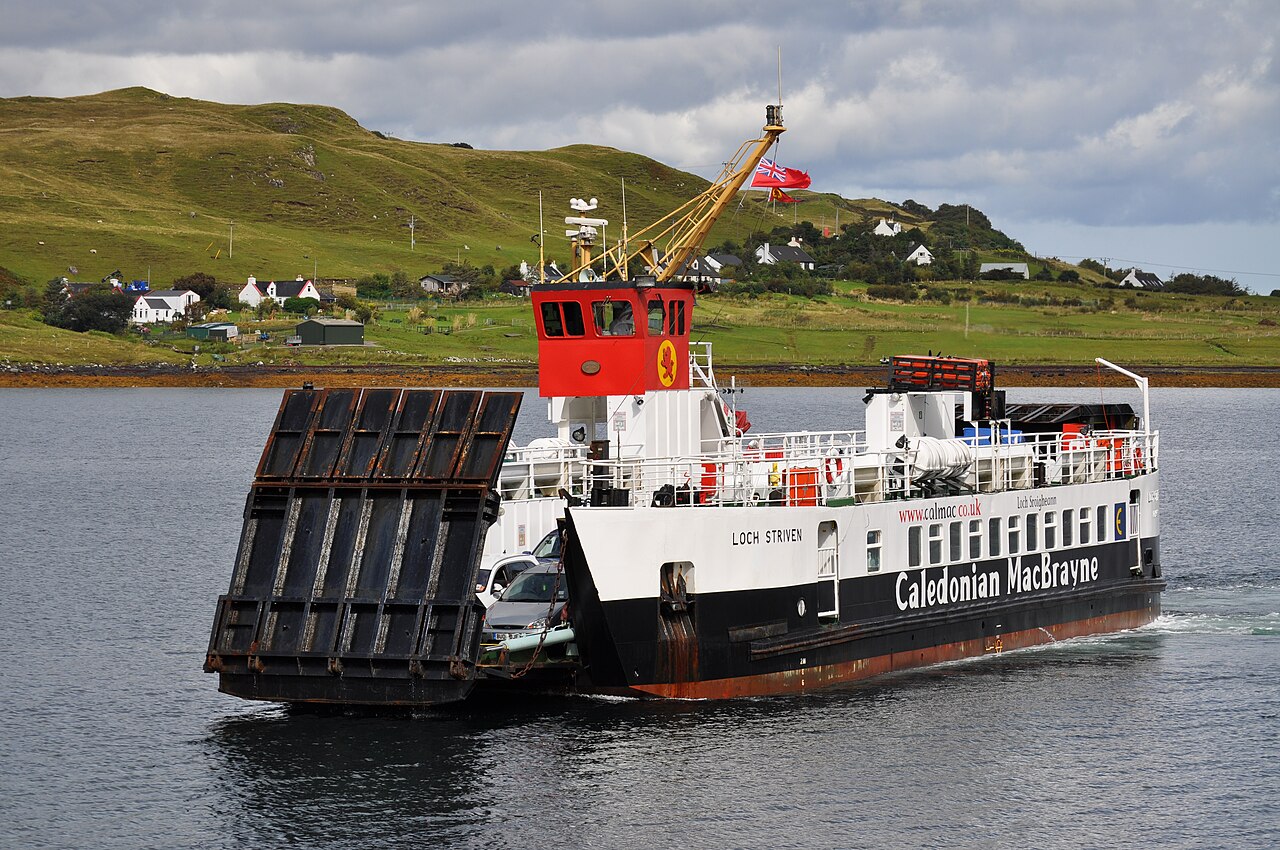 تصل العبارة كونسر إلى رساي CalMac إلى كونسر