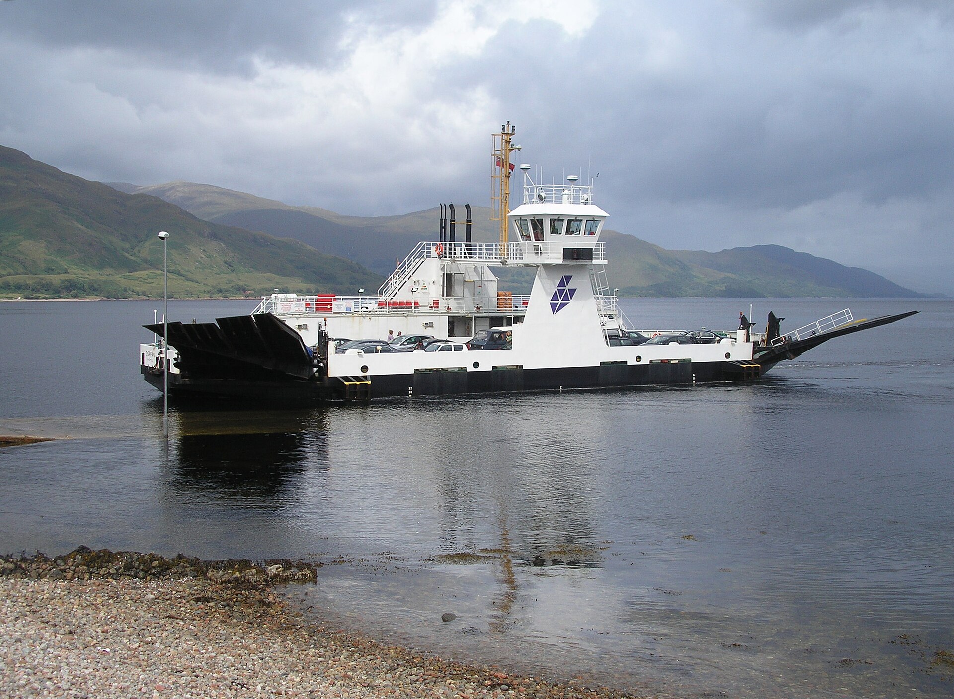 العبارة كوران على شاطئ بحيرة Loch Linnhe