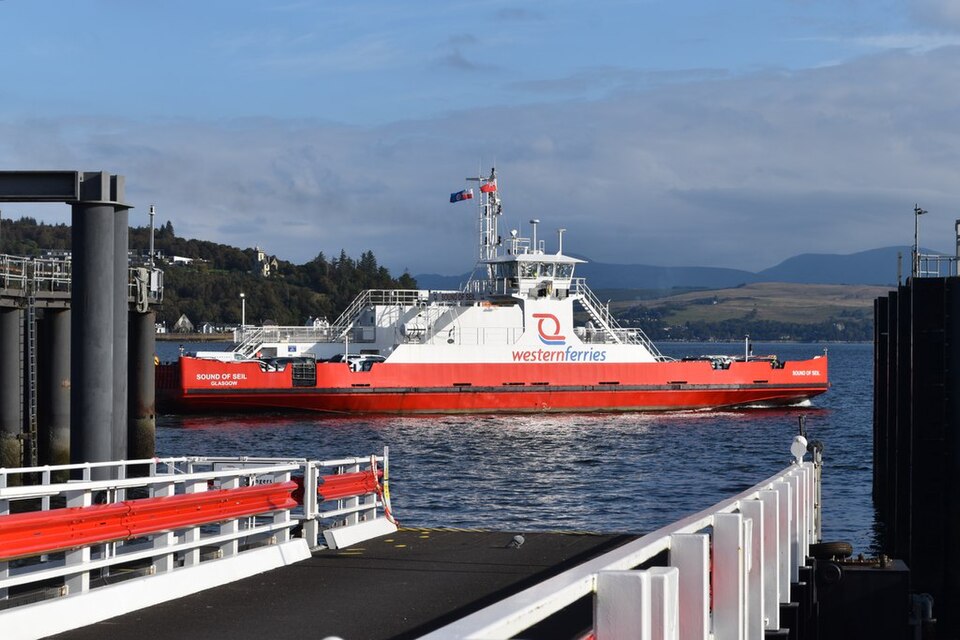 سفينة Western Ferries صوت السيل بالقرب من رصيف الصيادين